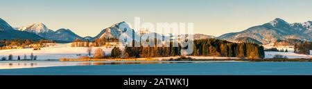 Winteraufgang am Hopfensee mit den Karwendelbergen im Hintergrund, Bayern, Deutschland. Stockfoto