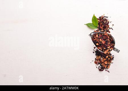 Tee aus getrockneten Beeren und Früchten. Auf Holzgrund. Draufsicht. Kopierbereich. Stockfoto