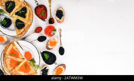 Pfannkuchen mit Kaviar. Auf Holzgrund. Draufsicht. Freier Speicherplatz für Text. Stockfoto