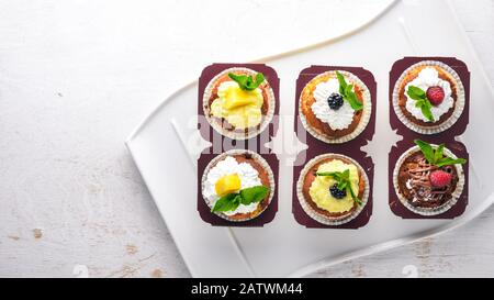 Kuchen mit frischen Früchten und Cremefüllung. Auf Holzgrund. Draufsicht. Freier Speicherplatz für Text. Stockfoto