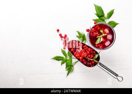 Cocktail mit frischer roter Kerze und Eis auf Holzgrund. Draufsicht. Freier Speicherplatz. Stockfoto