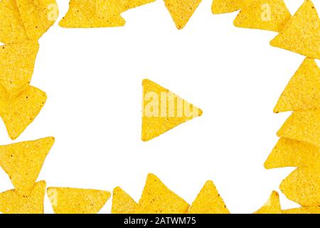Nachos mit Käse. Maisspäne isoliert auf weißem Hintergrund Stockfoto