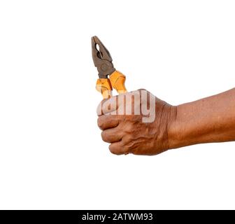 Die Hand des Mechanikers hält eine Zange, die auf weißem Hintergrund mit Beschneidungspfaden isoliert ist. Stockfoto