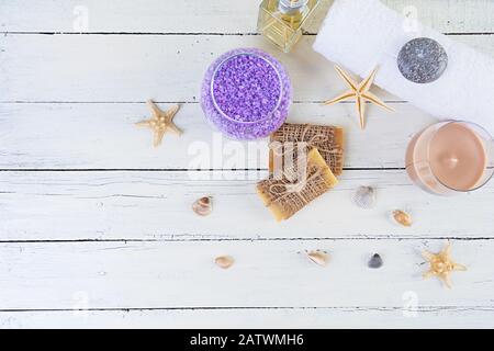 Badezimmerzubehör. Spa- und Beauty-Theater-Produkte. Konzept der Naturkosmetik und der Körperpflege mit organischer Bedrohung. Draufsicht Stockfoto