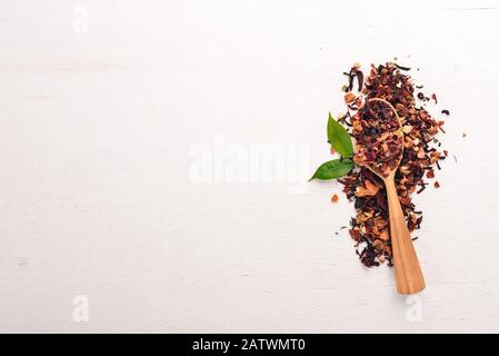 Tee aus getrockneten Beeren und Früchten. Auf Holzgrund. Draufsicht. Kopierbereich. Stockfoto