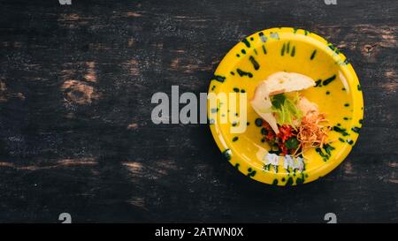 Lachspaste und Frisches Gemüse auf Toastbrot. Kalte Snacks. Auf schwarzem Holzhintergrund. Kopierbereich. Stockfoto