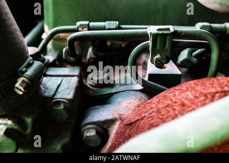 Nahaufnahme eines alten Traktormotors mit Kühlrohren. Stockfoto