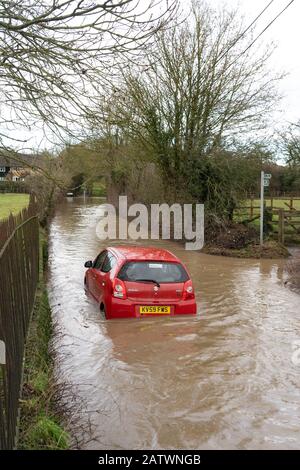 Auto in überfluteten Straßen in Much Hadham, Hertfordshire festgefahren. GROSSBRITANNIEN Stockfoto