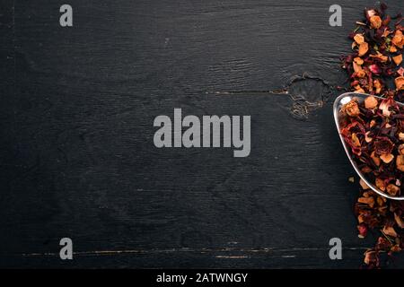 Tee aus getrockneten Beeren und Früchten. Auf Holzgrund. Draufsicht. Kopierbereich. Stockfoto