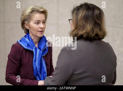 Brüssel, Belgien. Februar 2020. Die Präsidentin der Europäischen Kommission, Ursula von der Leyen (L), spricht mit der EU-Verkehrskommissarin Adina Valean (R) vor dem wöchentlichen Treffen der EU-Kommission in Berlaymont, dem Sitz der EU-Kommission am 5. Februar 2020 Die Europäische Kommission, Ist ein supranationales Organ der Europäischen Union. Im politischen System der EU nimmt sie vor allem Aufgaben der Exekutive wahr und entspricht damit in etwa der Regierung in einem staatlichen System. - KEIN DRAHTSERVICE Foto: Thierry Monasse / dpa Credit: Dpa Picture Alliance / Alamy Live News Stockfoto