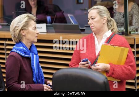 Brüssel, Belgien. Februar 2020. Präsidentin der Europäischen Kommission Ursula von der Leyen (L) spricht mit der EU-Kommissarin für Internationale Partnerschaften Jutta Urpilainen (R) vor dem wöchentlichen Treffen der EU-Kommission im Berlaymont, dem Sitz der EU-Kommission am 5. Februar 2020 Die Europäische Kommission, Ist ein supranationales Organ der Europäischen Union. Im politischen System der EU nimmt sie vor allem Aufgaben der Exekutive wahr und entspricht damit in etwa der Regierung in einem staatlichen System. - KEIN DRAHTSERVICE Foto: Thierry Monasse / dpa Credit: Dpa Picture Alliance / Alamy Liv Stockfoto