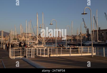 Genua, ITALIEN, 23. JANUAR 2020 - Blick auf den "Alten Hafen" (Porto Antico) in Genua, Italien. Stockfoto