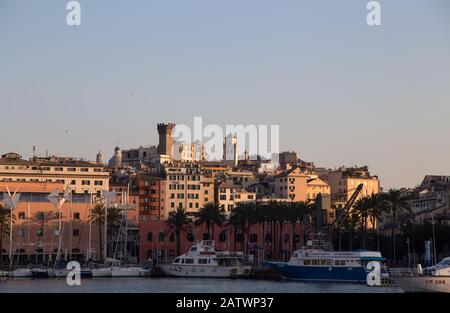 Genua, ITALIEN, 23. JANUAR 2020 - Blick auf den "Alten Hafen" (Porto Antico) mit der Altstadt auf dem Hintergrund in Genua, Italien. Stockfoto