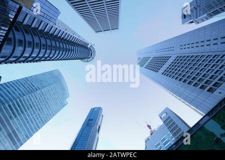 Niedriger Blickwinkel auf die finanzgebäude in singapur Stockfoto