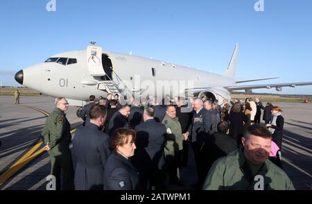 Geladene Gäste sehen das erste U-Boot-Jagdflugzeug P-8A Poseidon nach der Ankunft von NAS Jacksonville in den USA. Bilddatum: Dienstag, 4. Februar 2020. Großbritannien kauft neun der Boeing-Jets, die mit Sensoren und Waffensystemen für die U-Boot-Bekämpfung sowie Überwachungs- und Such- und Rettungsmissionen ausgestattet sind. Das Flugzeug wird in Kinloss Barracks beheimatet sein, bis es dauerhaft nach RAF Lossiemouth umstellt wird, dessen Landebahn gerade wieder auftaucht. Fotogutschrift sollte lauten: Andrew Milligan/PA Wire Stockfoto