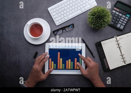 Draufsicht auf man Hand Analyse Balkendiagramm auf digitalen Tablet Stockfoto