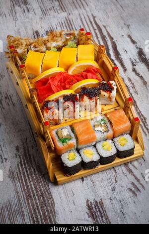 Traditionelle japanische Küche. Eine großartige Auswahl an verschiedenen Sushi-Typen. Restaurantpräsentation von Speisen. Stockfoto