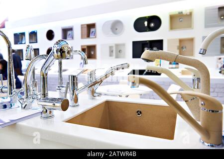 Ausstellung von Küchenwaschbecken und Armaturen für Möbel im Laden Stockfoto
