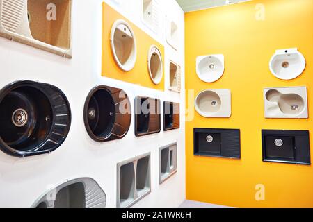 Ausstellung von Küchenwaschbecken im Laden Stockfoto