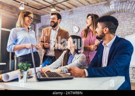 Das junge Team von Kollegen, das in einem modernen Büro mit Kollegen ein tolles Gespräch führen kann. Stockfoto