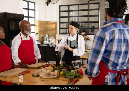 Köche diskutieren in der Küche Stockfoto