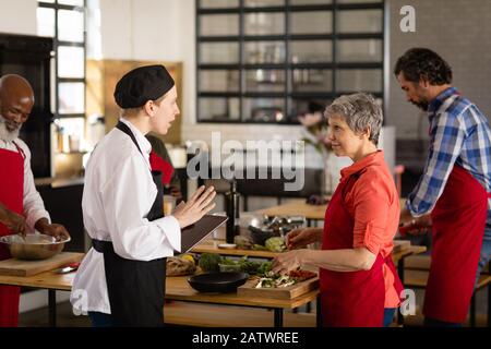 Köche diskutieren in der Küche Stockfoto