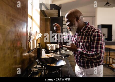 Afrikanischer Koch schmecken das Gemüse Stockfoto