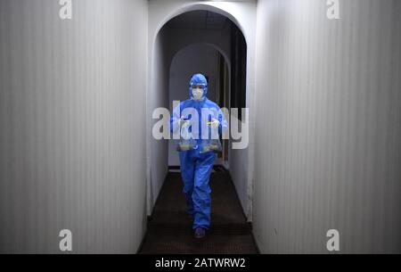(200205) -- XINYANG, 5. Februar 2020 (Xinhua) -- EIN Mitarbeiter liefert heiße trockene Nudeln oder Regenmier an Menschen, die isoliert zur medizinischen Beobachtung in einem Hotel in Xinyang, der zentralchinesischen Provinz Henan, 5. Februar 2020 behandelt werden. Heiße trockene Nudeln sind nicht nur ein berühmter Snack in Wuhan der Provinz Hubei, sondern auch ein berühmter Snack in Xinyang der Provinz Henan. Nach dem Ausbruch der neuartigen Coronavirus-Pneumonie wurden neun Menschen aus der Provinz Hubei zur medizinischen Beobachtung und Isolierung in ein Hotel im Distrikt Shihe in Xinyang gebracht. Während der Isolationszeit stationierte der Stab in der Stockfoto