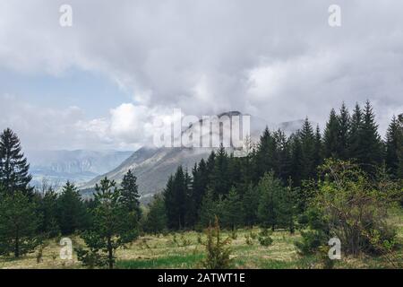 Wolken über Berg Stockfoto