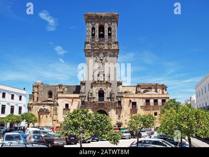 Basilika Santa Maria auf der Plaza del Cabildo, Arcos de la Frontera, Andalucia, Spanien. Stockfoto