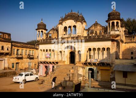 Indien, Rajasthan, Shekhawati, Dundlod, Hindustan Ambassador Auto parkt außerhalb von Old Haveli Stockfoto