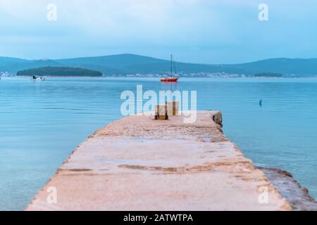 Altsteinpier an der adria, Stadt biograd. Hellblaues Meer und Himmel, Segelboote und Insel in der Ferne Stockfoto