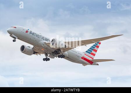 Zürich, Schweiz - 1. Februar 2020: Boeing 787 Dreamliner von American Airlines am Flughafen Zürich (ZRH) in der Schweiz. Boeing ist ein Flugzeug Stockfoto