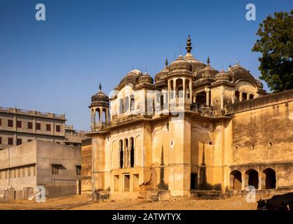 Indien, Rajasthan, Shekhawati, Dundlod, Jagathia Haveli, Chhatri grenzt an historisches Anwesen Stockfoto