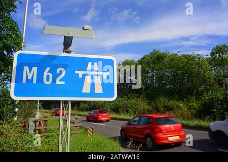 Fahren Sie am Autobahnschild M62 an der anschlussstelle normannon in leeds yorkshire UK vorbei Stockfoto