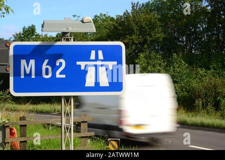 Datenverkehr, der Autobahn m62 in normanton Kreuzung leeds Yorkshire uk Stockfoto