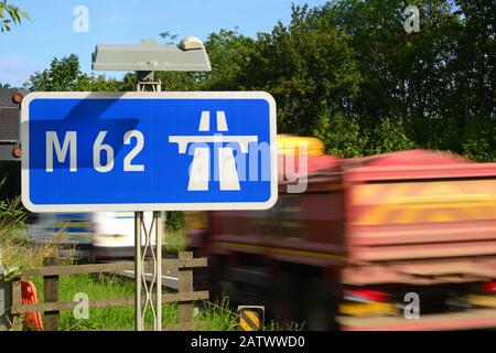 Datenverkehr, der Autobahn m62 in normanton Kreuzung leeds Yorkshire uk Stockfoto