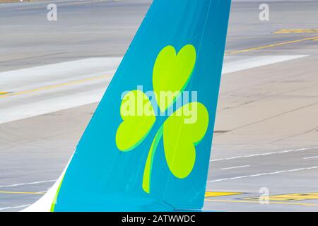 Zürich, Schweiz - 1. Februar 2020: AER Lingus Logo auf einem Airbus A320-Heck am Flughafen Zürich (ZRH) in der Schweiz. Airbus ist eine Flugzeugmanufaktu Stockfoto