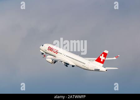 Zürich, Schweiz - 1. Februar 2020: Swiss International Airlines Airbus A220 Flugzeug am Flughafen Zürich (ZRH) in der Schweiz. Airbus ist ein Flugzeugwahn Stockfoto