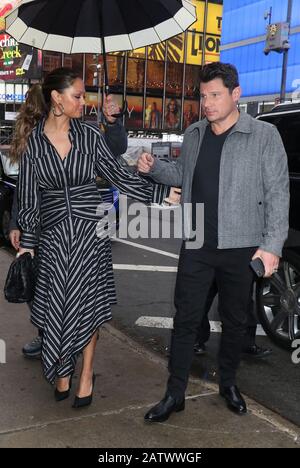 New YORK, New York - 04. Februar: Nick Lachey und Vanessa Lachey in Strahan, Sara & Keke in New York City am 04. Februar 2020. Kredit: RW/MediaPunch Stockfoto