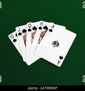 Royal Flush Poker Hand mit Spielkarten auf grünem baize Hintergrund Stockfoto