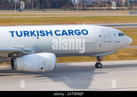 Zürich, Schweiz - 1. Februar 2020: Turkish Cargo Airbus A330 Frachtflugzeug am Flughafen Zürich (ZRH) in der Schweiz. Airbus ist ein Flugzeugmann Stockfoto