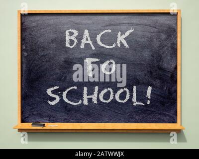 Schul-Tafel mit "Back to School!" in Kreide geschrieben Stockfoto