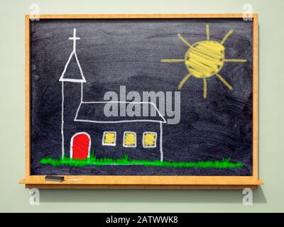 Kirche. Kinderzeichnung einer Kirche und Sonne auf einer kleinen Tafel Stockfoto