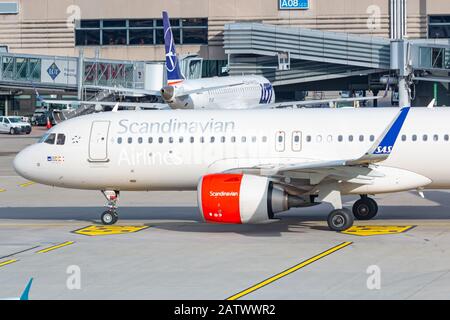 Zürich, Schweiz - 1. Februar 2020: Scandinavier Airlines SAS Airbus A320 Neo Flugzeug am Flughafen Zürich (ZRH) in der Schweiz. Airbus ist eine Aircra Stockfoto