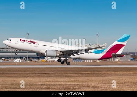 München, Deutschland - 17. Februar 2019: Eurowings Airbus A330 Flugzeug am Flughafen München (MUC) in Deutschland. Airbus ist ein Flugzeughersteller aus Toulou Stockfoto