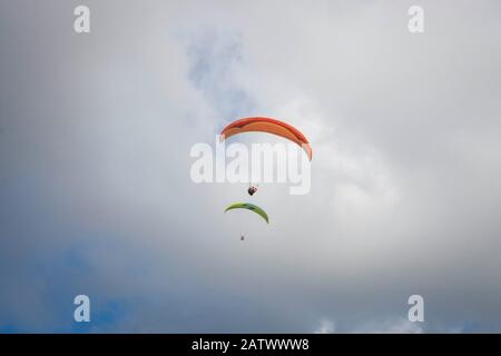 Paragliding über dem Meer in Griechenland Stockfoto