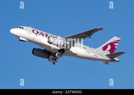 München, Deutschland - 17. Februar 2019: Qatar Airways Airbus A319 Flugzeug am Flughafen München (MUC) in Deutschland. Airbus ist ein Flugzeughersteller von Bis Stockfoto