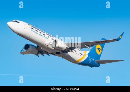 München, Deutschland - 17. Februar 2019: Ukraine International Boeing 737 Flugzeug am Münchner Flughafen (MUC) in Deutschland. Boeing ist ein Flugzeughersteller Stockfoto