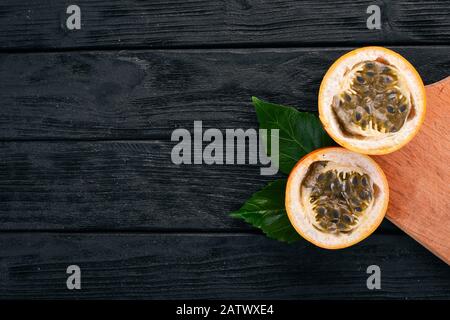 Granadilla Tropische Exotische Früchte. Auf Holzgrund. Draufsicht. Kopierbereich. Stockfoto